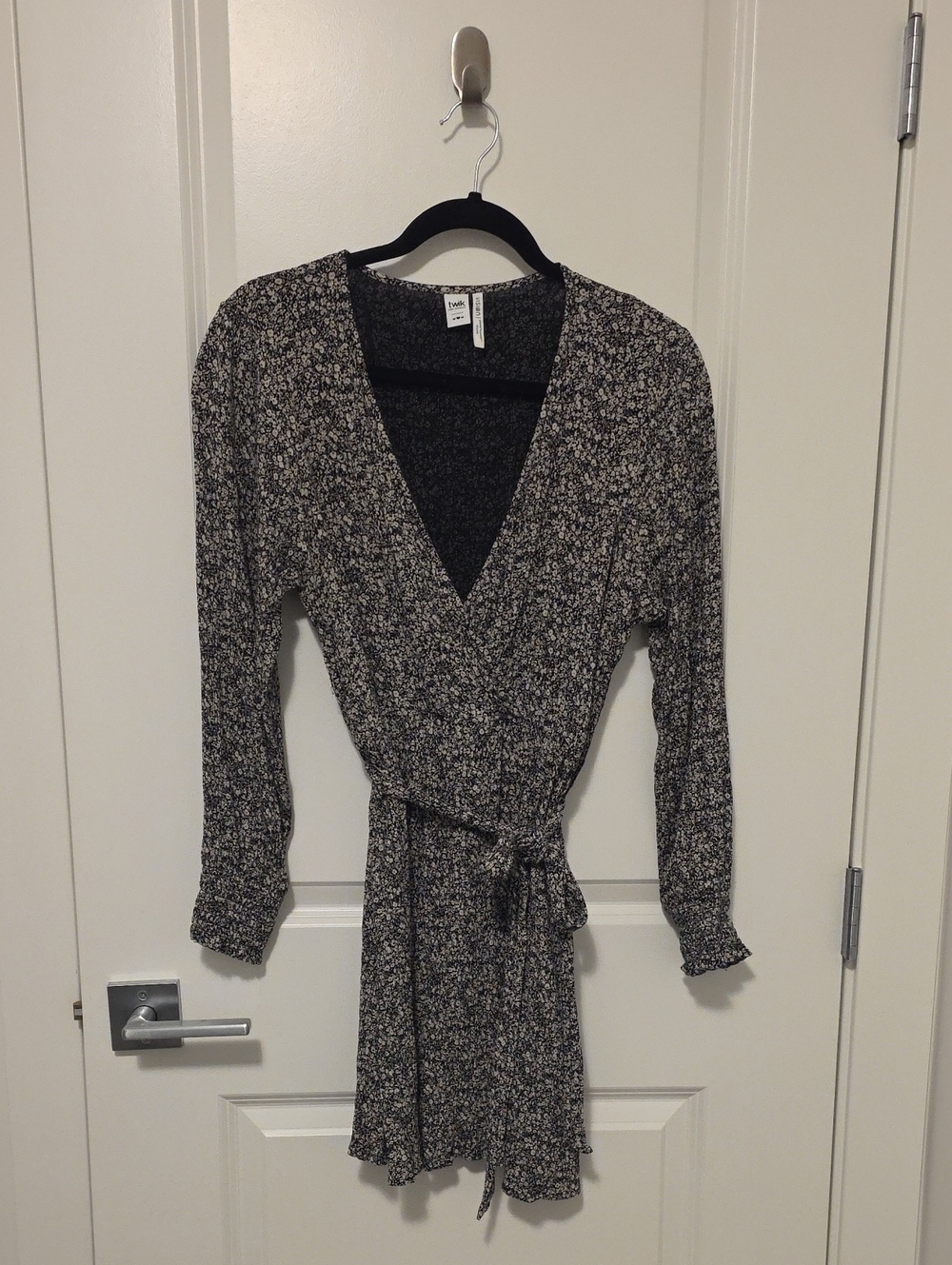 Dynamite Black & Cream Floral Wrap V-Neck Knit Short Dress